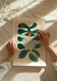 Une figure harmonieuse repose sur des feuilles stylisées-4