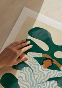 Une figure harmonieuse repose sur des feuilles stylisées-5