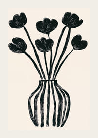 Svarta tulpaner i vas skapar en elegant och stilren känsla-3