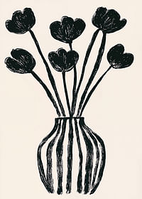Fekete tulipánok vázában elegáns és stílusos érzést keltenek-3