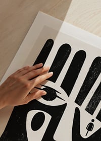 Mustvalge kunstiteos, millel on silm käes ja inimese kuju-9