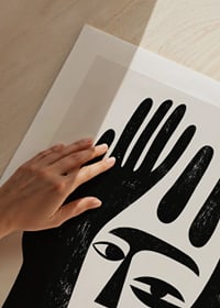 En abstrakt design som fångar ett mystiskt ansiktsuttryck-9