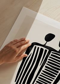 Twee gestileerde figuren in een versmolten abstractie-5