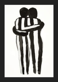 Un câlin expressif dans l'art monochrome crée la tranquillité et la chaleur-5