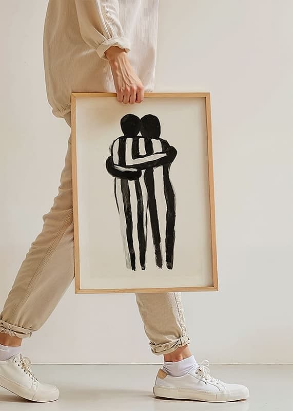Een expressieve omhelzing in monochrome kunst creëert rust en warmte-12