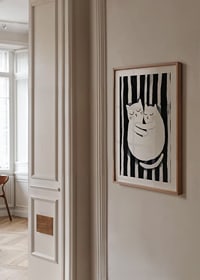 Två katter i en kärleksfull omfamning mot en randig bakgrund-8
