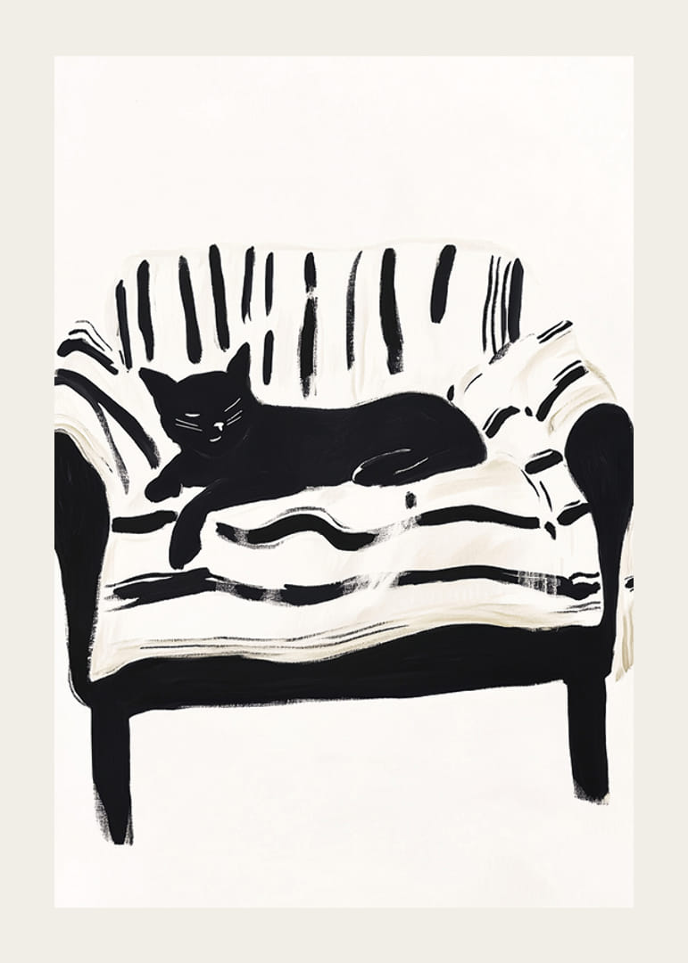 En katt ligger lugnt på en randig soffa och skapar en harmonisk känsla-12