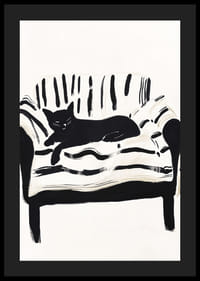 En katt ligger lugnt på en randig soffa och skapar en harmonisk känsla-4