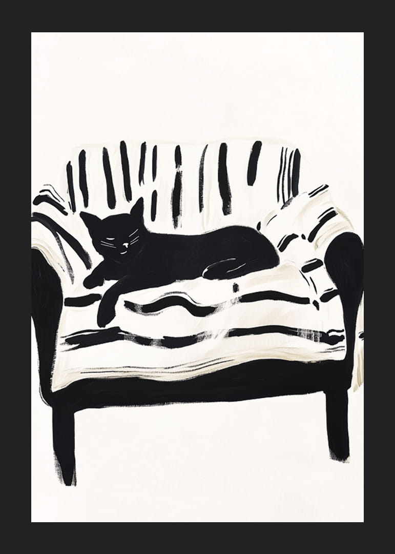 En katt ligger lugnt på en randig soffa och skapar en harmonisk känsla-12