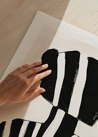 Une silhouette à rayures noires et blanches crée une sensation mystérieuse-5