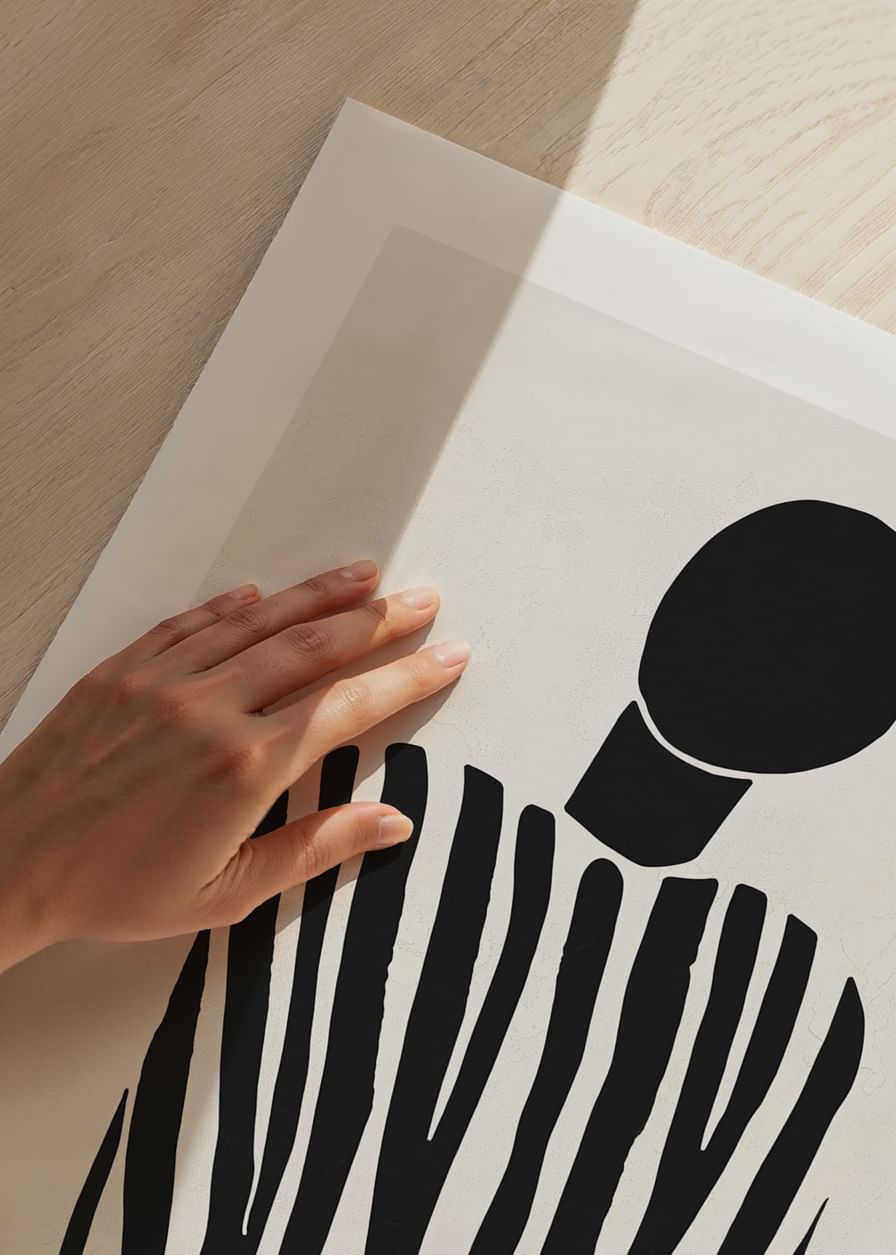 Une silhouette méditative à rayures noires et blanches apporte la paix à la pièce-12