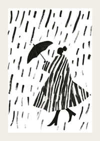 Elegant silhuett i regnet med djärva, svartvita ränder-3