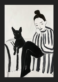 Een rustig tafereel met een vrouw en een hond in zwart-wit focus-5