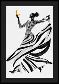 Egy elegáns fekete-fehér nő, banánnal, világos háttér előtt-4