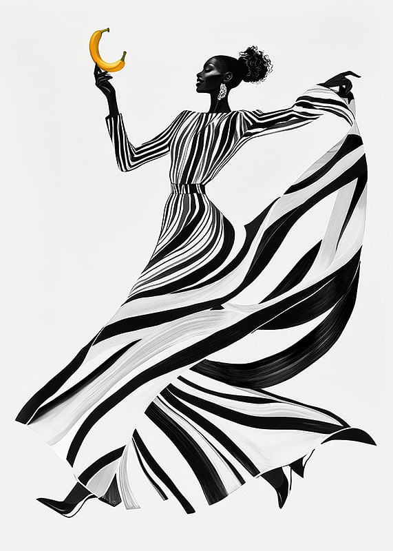 Uma mulher elegante a preto e branco com uma banana sobre um fundo claro-12