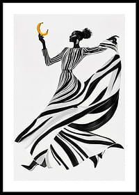 Uma mulher elegante a preto e branco com uma banana sobre um fundo claro-0