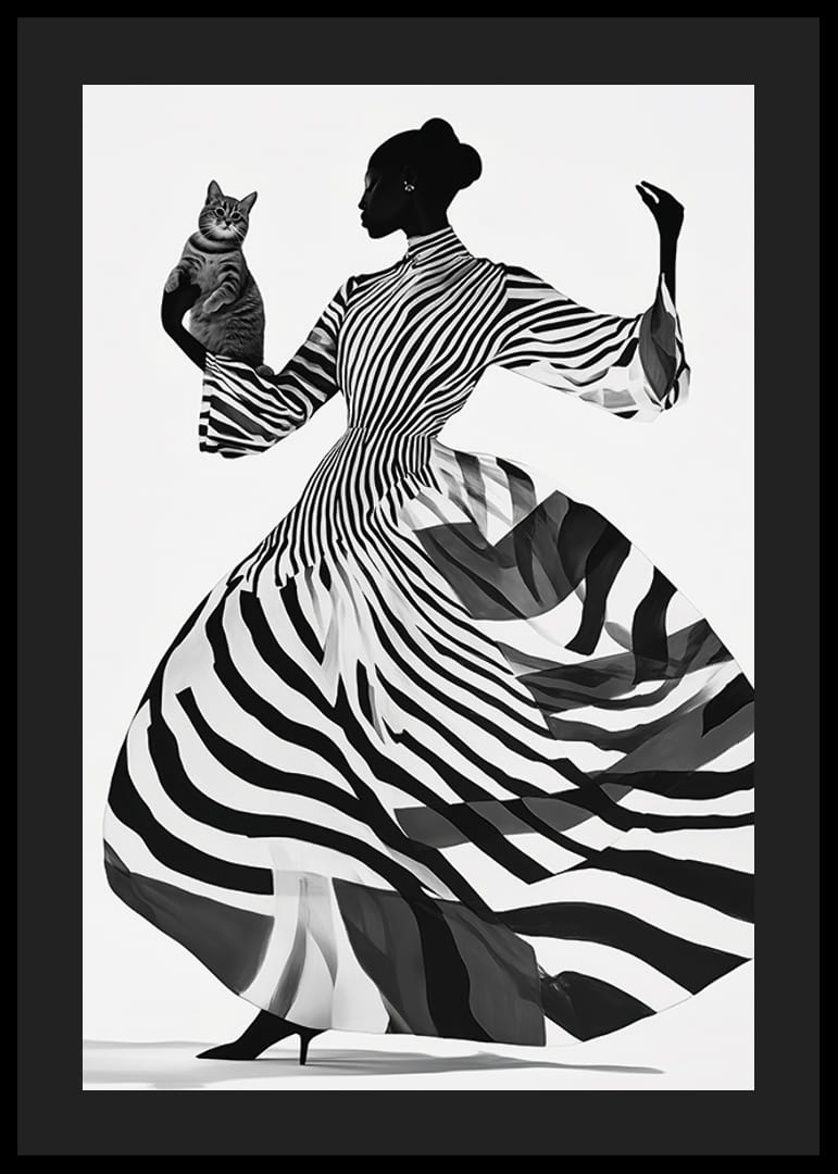 Une femme aux rayures élégantes tient un chat dans une danse harmonieuse-12