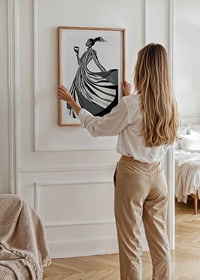 En elegant silhuett i svartvita ränder ger en känsla av tidlös stil-8