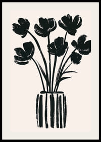 Čierne kvety vo váze vytvárajú harmonickú siluetu-2