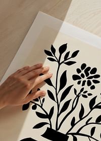 En elegant silhuet af blomster i en sort og hvid vase-5