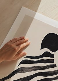 En mystisk silhuett som fångas i böljande svarta ränder-9