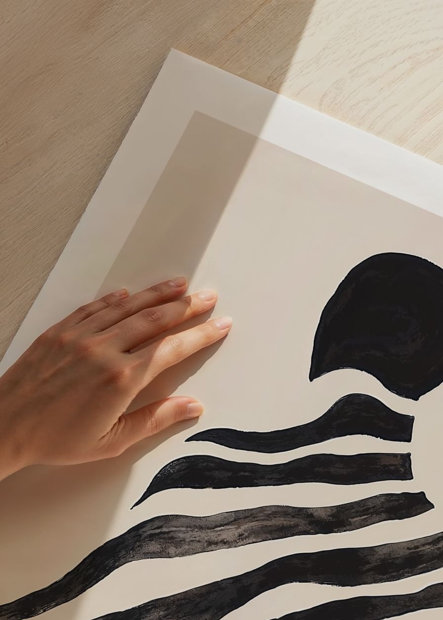 Une silhouette mystérieuse capturée dans des rayures noires ondulantes-12