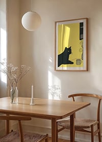 Un gatto elegante in una stanza gialla crea un'atmosfera tranquilla-8