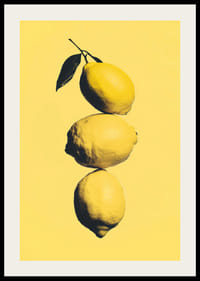 Tre eleganta citroner på en solgul bakgrund som sprider energi-2