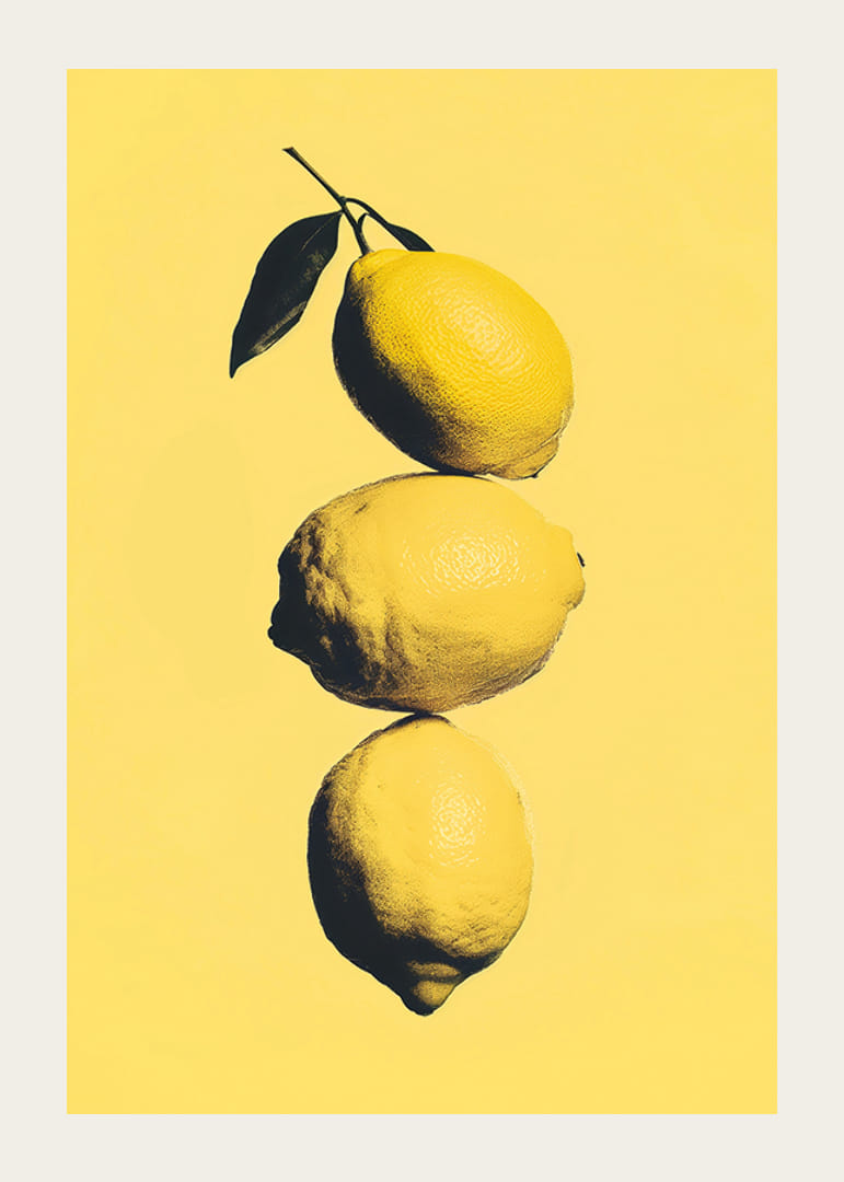 Tre eleganta citroner på en solgul bakgrund som sprider energi-12