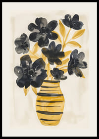 Sötét virágok táncolnak egy arany vázában, eleganciát teremtve a szobában-2