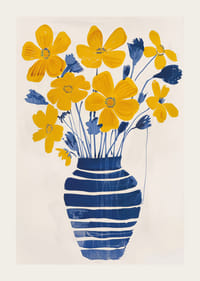 Gyldne blomster i en blåstribet vase giver rummet liv-3