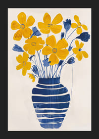 Gyldne blomster i en blåstribet vase giver rummet liv-5