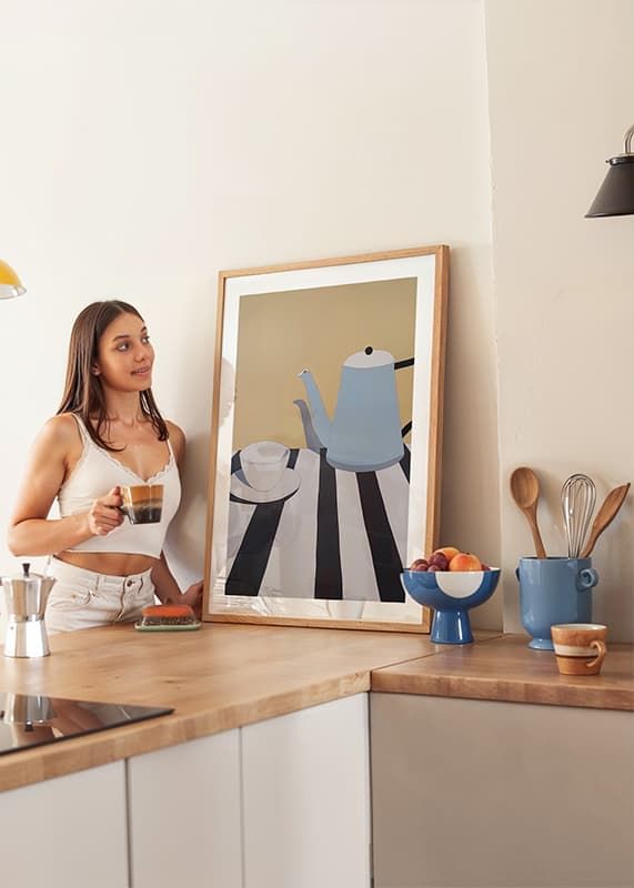 Un motiv minimalist al unui ceainic și ceașcă pe o masă în dungi-12