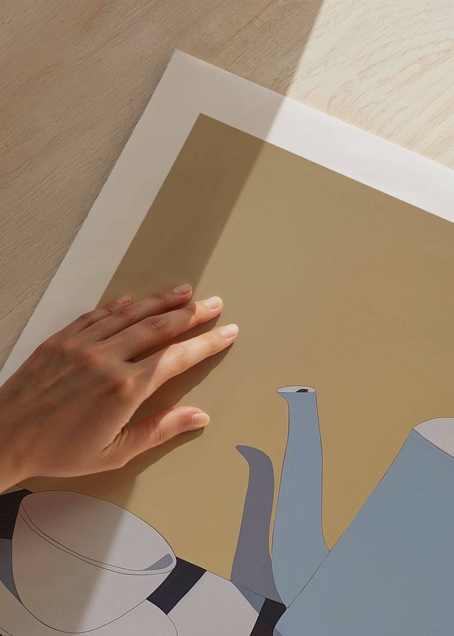 Un motiv minimalist al unui ceainic și ceașcă pe o masă în dungi-12