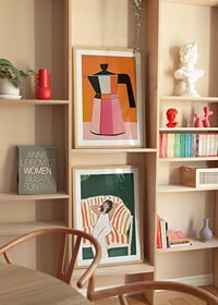 En modern kaffemaskin i levande färger på en orange bakgrund-8