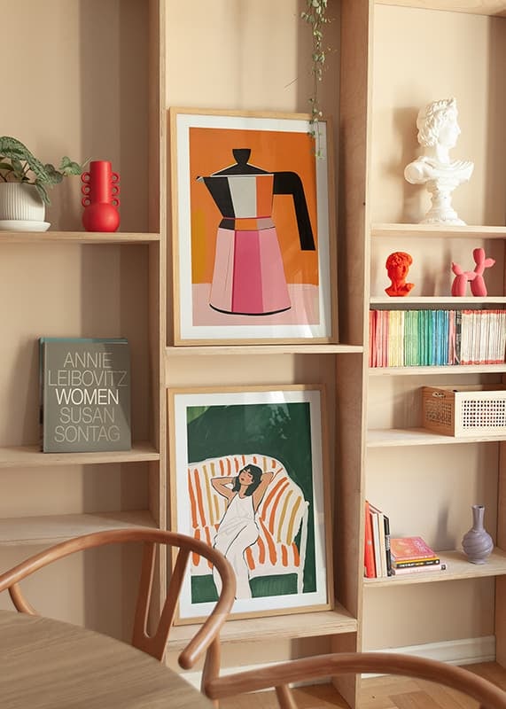 En modern kaffemaskin i levande färger på en orange bakgrund-12