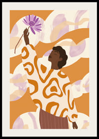 O femeie stă cu o floare, înconjurată de tonuri calde și moi-2