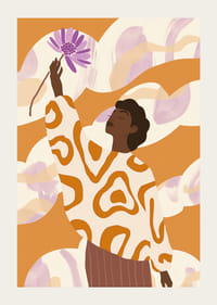 O femeie stă cu o floare, înconjurată de tonuri calde și moi-3