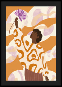 O femeie stă cu o floare, înconjurată de tonuri calde și moi-4