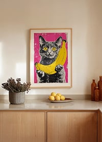 En katt i popkonststil med en banan på en livfull bakgrund-8