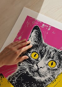 En katt i popkonststil med en banan på en livfull bakgrund-9