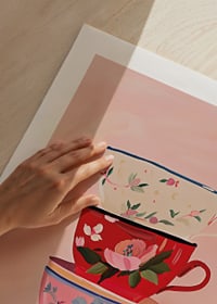Vier bunte Teetassen in Harmonie auf einem zartrosa Hintergrund-9