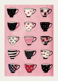 Färgglada muggar i lekfull ordning på rosa bakgrund-3