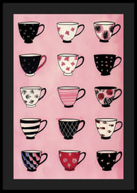 Färgglada muggar i lekfull ordning på rosa bakgrund-4