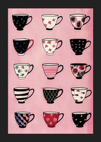 Färgglada muggar i lekfull ordning på rosa bakgrund-5