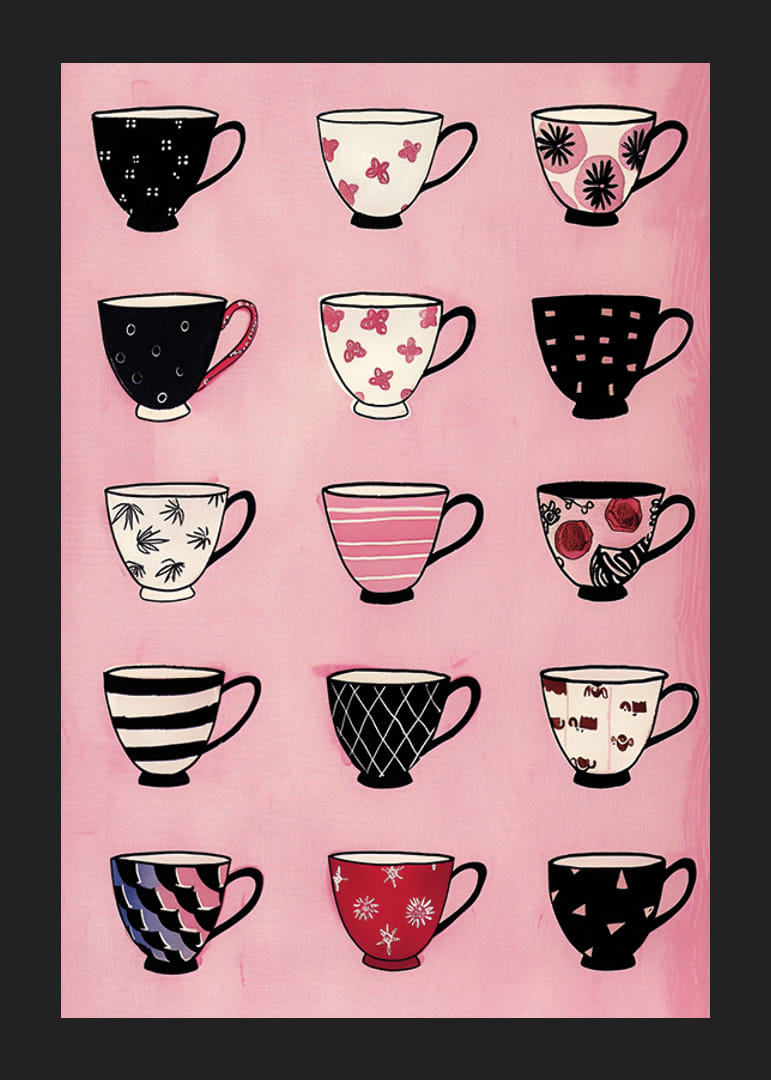 Färgglada muggar i lekfull ordning på rosa bakgrund-12