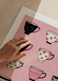 Farebné hrnčeky v hravom poradí na ružovom pozadí-9