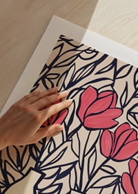 Livliga blommor i vaser, kontrasterade mot mörka blad-9