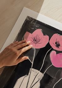 Florile roz elegante contrastează cu un fundal negru profund-5