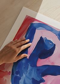 Een blauw silhouet tegen een roze achtergrond creëert een gevoel van beweging en schoonheid-5